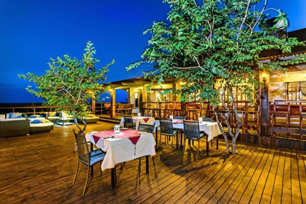 Etosha Safari Lodge, Etosha National Park, Namibia Outjo Exterior foto